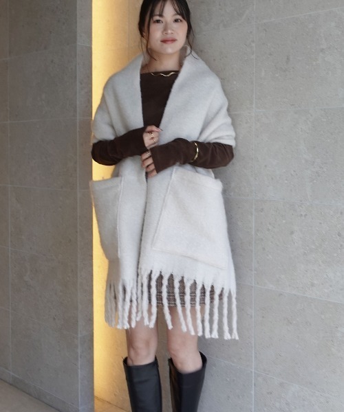 CORNERS（コーナーズ）の「ボリューム太フリンジマフラー（マフラー・レディース・パープル/チャコールグレー/アイボリー・FREE）」の16枚目の写真