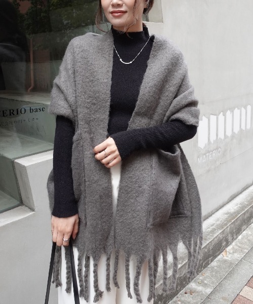 CORNERS（コーナーズ）の「ボリューム太フリンジマフラー（マフラー・レディース・パープル/チャコールグレー/アイボリー・FREE）」の7枚目の写真