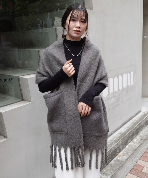 CORNERS（コーナーズ）の「ボリューム太フリンジマフラー（マフラー・レディース・パープル/チャコールグレー/アイボリー・FREE）」の4枚目の写真
