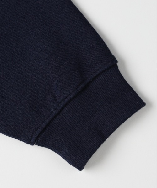 Right-on（ライトオン）の「【Refurbish】ワンポイントロゴクルーネックプルオーバー (リラックス感 / スタイリッシュデザイン / オールシーズン対応)（スウェット・メンズ・ネイビー/ブラック/ブラウン・S/L/XL/M）」の7枚目の写真