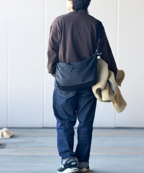 Right-on（ライトオン）の「【Refurbish】ワンポイントロゴクルーネックプルオーバー (リラックス感 / スタイリッシュデザイン / オールシーズン対応)（スウェット・メンズ・ネイビー/ブラック/ブラウン・S/L/XL/M）」の16枚目の写真