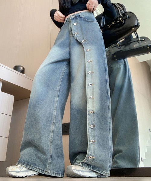 GLAMOROUS JANE(グラマラスジェーン)の「ボタンデザインデニムワイドパンツ(デニムパンツ・レディース・ブルー・L/M/S)」の2枚目の写真