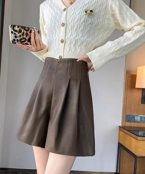 SallyLunn(サリーラン)の「レザータッチAラインショートボトム(その他パンツ・レディース・ブラウン/ブラック・MEDIUM/LARGE)」の6枚目の写真