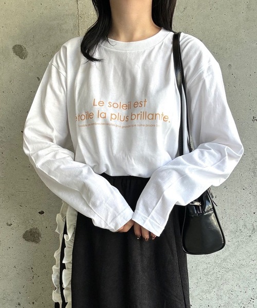 etta(エタ)の「オレンジ英字プリントロンT/長袖Tシャツ(Tシャツ/カットソー・レディース・ホワイト・MEDIUM)」の1枚目の写真