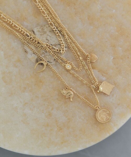 YECCA VECCA（イェッカヴェッカ）の「モチーフ4連ネックレス（ネックレス・レディース・シルバー/ゴールド・FREE）」の2枚目の写真