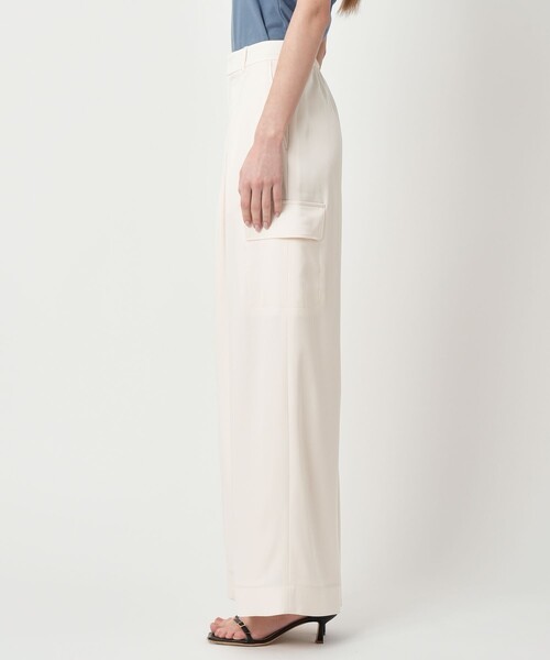 ANAYI(アナイ)の「【セットアップ対応商品】ストレッチダブルサテンカーゴパンツ(カーゴパンツ・レディース・ホワイト/ネイビー・38/36/34)」の4枚目の写真