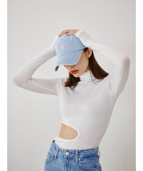 ALLINCOMPLETE(オールインコンプリート)の「カットアウトタートルネックTシャツ(ホワイト)(Tシャツ/カットソー・レディース・その他・FREE)」の3枚目の写真
