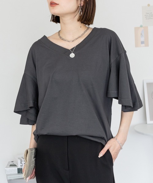 RCD(アールシーディー)の「ボリュームフレア袖Vネックカットソー(Tシャツ/カットソー・レディース・オフホワイト/ブラック/カーキ/チャコールグレー/ベージュ・M-L/LL~3L/4L~5L)」の3枚目の写真