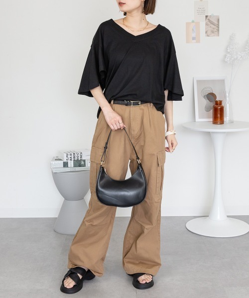 RCD(アールシーディー)の「ボリュームフレア袖Vネックカットソー(Tシャツ/カットソー・レディース・オフホワイト/ブラック/カーキ/チャコールグレー/ベージュ・M-L/LL~3L/4L~5L)」の18枚目の写真