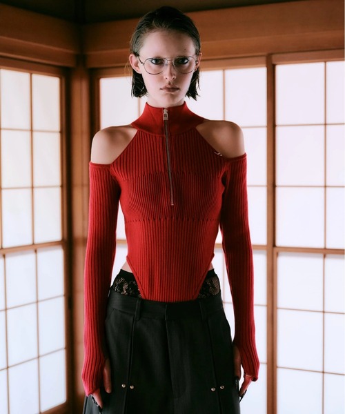 CREO STORE(クレオストア)の「【TAJEN:T】CUT OUT KNIT BODY SUITS/カットアウトニットボディースーツ/オープンショルダーニットトップス(ニット/セーター・レディース・ブラック/レッド・2/1)」の2枚目の写真