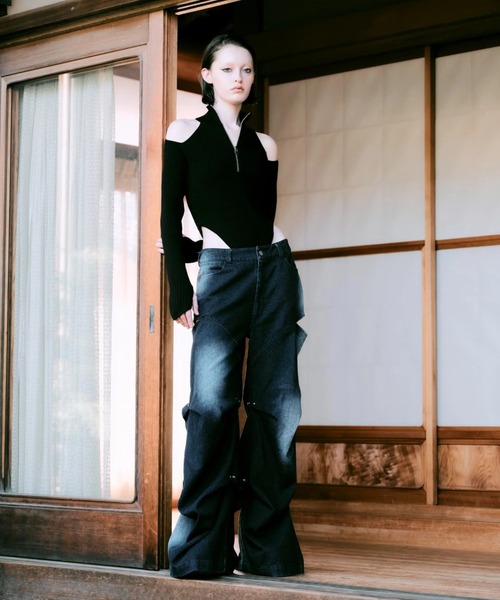 CREO STORE(クレオストア)の「【TAJEN:T】CUT OUT KNIT BODY SUITS/カットアウトニットボディースーツ/オープンショルダーニットトップス(ニット/セーター・レディース・ブラック/レッド・2/1)」の3枚目の写真