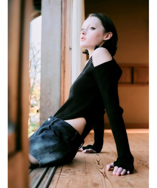 CREO STORE(クレオストア)の「【TAJEN:T】CUT OUT KNIT BODY SUITS/カットアウトニットボディースーツ/オープンショルダーニットトップス(ニット/セーター・レディース・ブラック/レッド・2/1)」の4枚目の写真