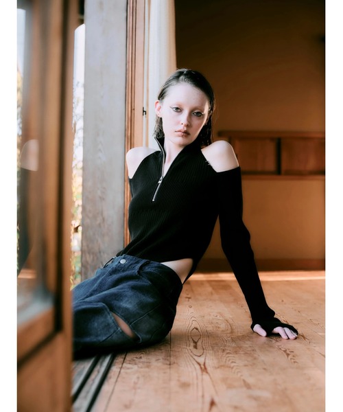CREO STORE(クレオストア)の「【TAJEN:T】CUT OUT KNIT BODY SUITS/カットアウトニットボディースーツ/オープンショルダーニットトップス(ニット/セーター・レディース・ブラック/レッド・2/1)」の5枚目の写真