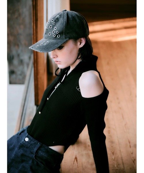 CREO STORE(クレオストア)の「【TAJEN:T】CUT OUT KNIT BODY SUITS/カットアウトニットボディースーツ/オープンショルダーニットトップス(ニット/セーター・レディース・ブラック/レッド・2/1)」の8枚目の写真