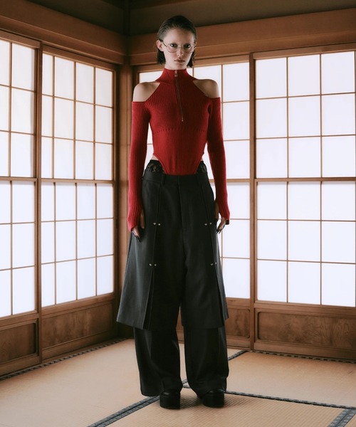 CREO STORE(クレオストア)の「【TAJEN:T】CUT OUT KNIT BODY SUITS/カットアウトニットボディースーツ/オープンショルダーニットトップス(ニット/セーター・レディース・ブラック/レッド・2/1)」の10枚目の写真