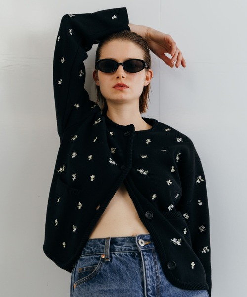 CREDONA（クレドナ）の「FLOWER EMBROIDERY CD/フラワーエンブロイダリーカーデ（カーディガン/ボレロ・レディース・ブラック/グレー・FREE）」の7枚目の写真