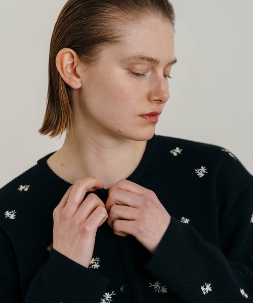 CREDONA（クレドナ）の「FLOWER EMBROIDERY CD/フラワーエンブロイダリーカーデ（カーディガン/ボレロ・レディース・ブラック/グレー・FREE）」の16枚目の写真