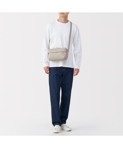 無印良品(ムジルシリョウヒン)の「撥水 再生ポリエステル 背面ポケット付き ショルダーバッグ(ショルダーバッグ・レディース・ブラック/ライトベージュ・FREE)」の2枚目の写真