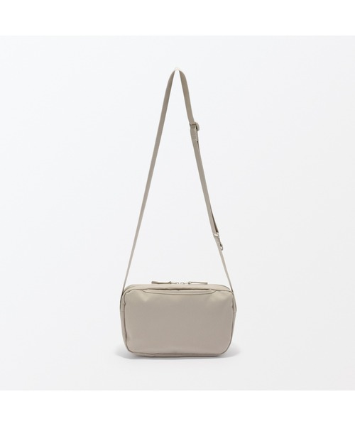 無印良品(ムジルシリョウヒン)の「撥水 再生ポリエステル 背面ポケット付き ショルダーバッグ(ショルダーバッグ・レディース・ブラック/ライトベージュ・FREE)」の11枚目の写真