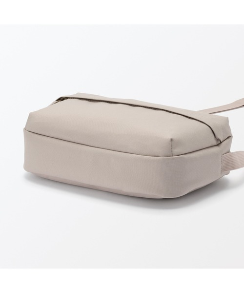 無印良品(ムジルシリョウヒン)の「撥水 再生ポリエステル 背面ポケット付き ショルダーバッグ(ショルダーバッグ・レディース・ブラック/ライトベージュ・FREE)」の9枚目の写真