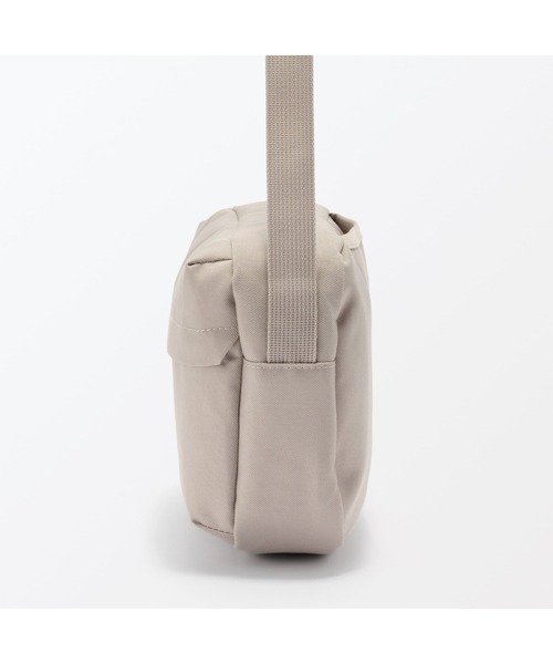 無印良品(ムジルシリョウヒン)の「撥水 再生ポリエステル 背面ポケット付き ショルダーバッグ(ショルダーバッグ・レディース・ブラック/ライトベージュ・FREE)」の8枚目の写真