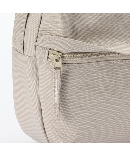 無印良品(ムジルシリョウヒン)の「撥水 再生ポリエステル 背面ポケット付き ショルダーバッグ(ショルダーバッグ・レディース・ブラック/ライトベージュ・FREE)」の7枚目の写真