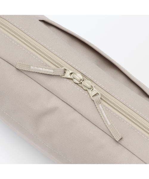 無印良品(ムジルシリョウヒン)の「撥水 再生ポリエステル 背面ポケット付き ショルダーバッグ(ショルダーバッグ・レディース・ブラック/ライトベージュ・FREE)」の6枚目の写真