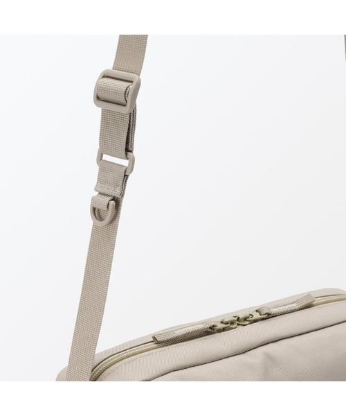 無印良品(ムジルシリョウヒン)の「撥水 再生ポリエステル 背面ポケット付き ショルダーバッグ(ショルダーバッグ・レディース・ブラック/ライトベージュ・FREE)」の5枚目の写真