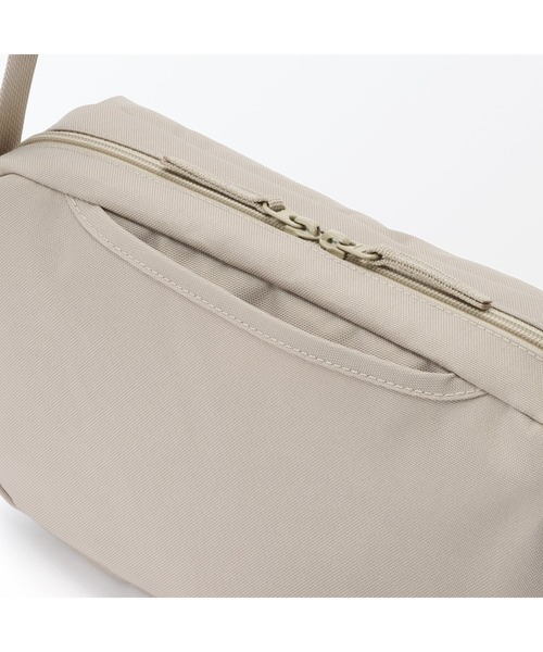 無印良品(ムジルシリョウヒン)の「撥水 再生ポリエステル 背面ポケット付き ショルダーバッグ(ショルダーバッグ・レディース・ブラック/ライトベージュ・FREE)」の4枚目の写真