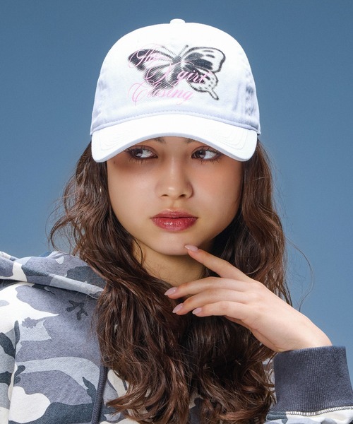 X-girl(エックスガール)の「BUTTERFLY SCRIPT LOGO 6PANEL CAP(キャップ・レディース・ホワイト/ブラック・ONE SIZE)」の2枚目の写真