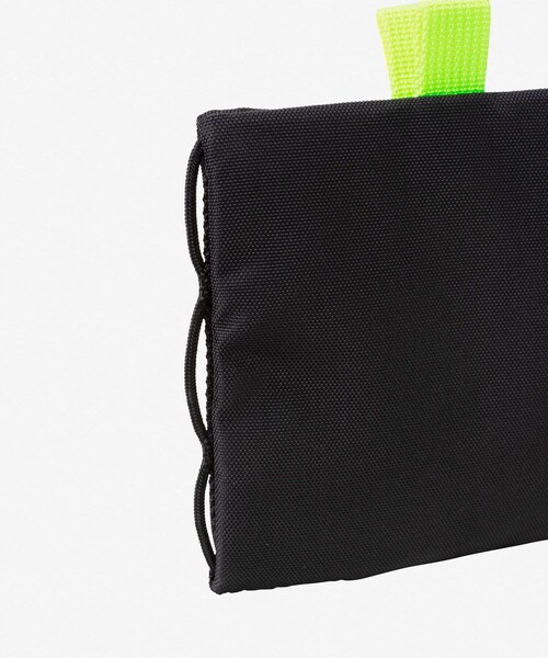 THE NORTH FACE(ザノースフェイス)の「THE NORTH FACE/ザ・ノース・フェイス Bilby Flat Pouch S/NN22607(ポーチ・メンズ・ブラック/ベージュ・ONE SIZE)」の5枚目の写真