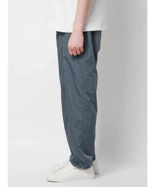 SUIT SQUARE（スーツスクエア）の「FLAT イージーパンツ ウォッシャブル UVカット 軽量 ナイロンワッシャー 無地 裾上げ済み（スラックス・メンズ・ブラック/ブルー・M/L）」の5枚目の写真