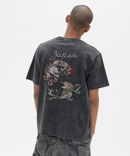 AVIREX(アヴィレックス)の「SOUVENIR T-SHIRT "TIGER & DRAGON" / スーベニア Tシャツ ”タイガー&ドラゴン” / AVIREX / アヴィレックス(Tシャツ/カットソー・メンズ・ブラック/ホワイト系2/ネイビー・L/M/2XL/XL)」の4枚目の写真