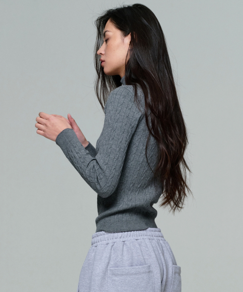 ERA(エラ)の「WOMEN FITTED CABLE ZIP KNIT - GRAY(ニット/セーター・レディース・グレー・OS)」の6枚目の写真