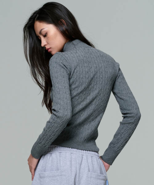ERA(エラ)の「WOMEN FITTED CABLE ZIP KNIT - GRAY(ニット/セーター・レディース・グレー・OS)」の2枚目の写真