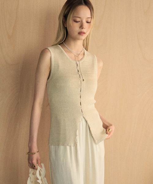 LAULEN(ローレン)の「multi button knit tank /マルチボタンリブニットタンク(ニット/セーター・レディース・ブラック/ホワイト/ベージュ・FREE)」の3枚目の写真