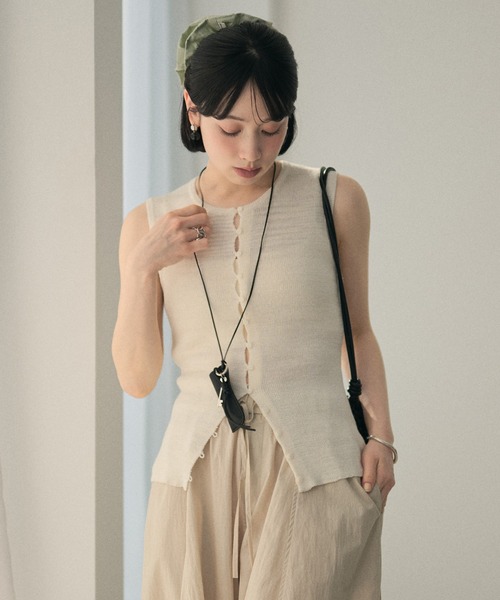 LAULEN(ローレン)の「multi button knit tank /マルチボタンリブニットタンク(ニット/セーター・レディース・ブラック/ホワイト/ベージュ・FREE)」の2枚目の写真
