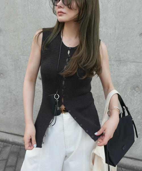 LAULEN(ローレン)の「multi button knit tank /マルチボタンリブニットタンク(ニット/セーター・レディース・ブラック/ホワイト/ベージュ・FREE)」の1枚目の写真
