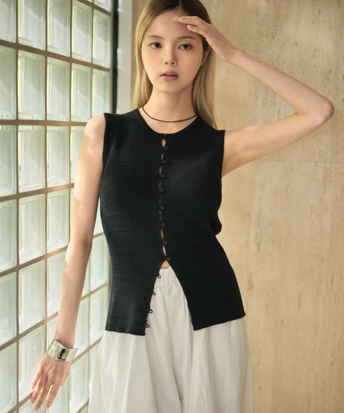 LAULEN(ローレン)の「multi button knit tank /マルチボタンリブニットタンク(ニット/セーター・レディース・ブラック/ホワイト/ベージュ・FREE)」の13枚目の写真