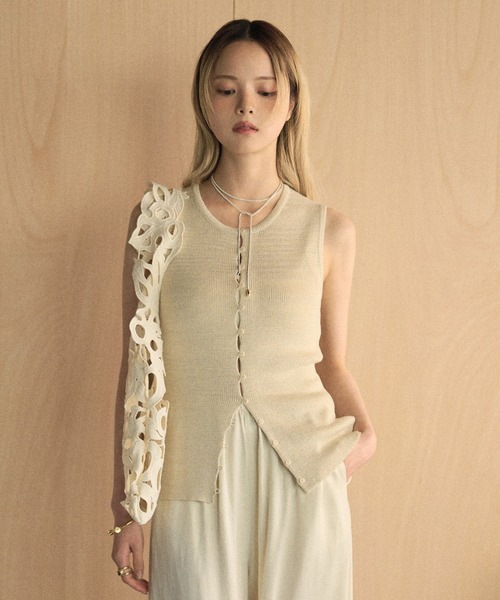 LAULEN(ローレン)の「multi button knit tank /マルチボタンリブニットタンク(ニット/セーター・レディース・ブラック/ホワイト/ベージュ・FREE)」の8枚目の写真