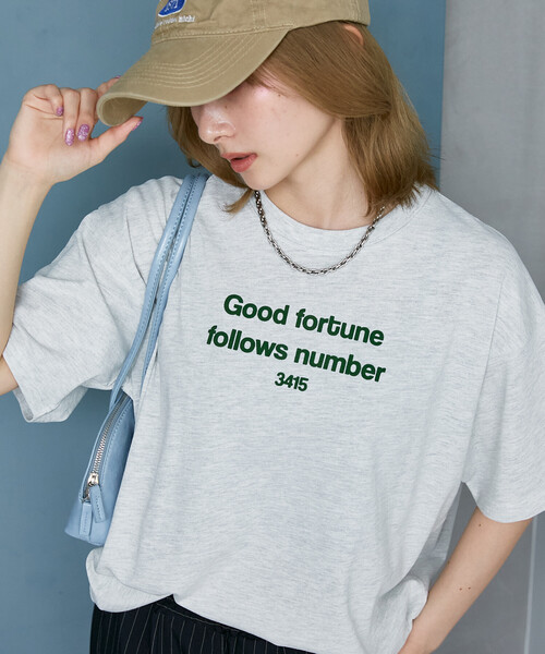 PUBLUX(パブリュクス)の「PUBLUX/パブリュクス フロッキー ロゴ Tシャツ 限定展開(Tシャツ/カットソー・レディース・ブラウン/ライトグレー/ブラック/ネイビー・フリ-)」の3枚目の写真