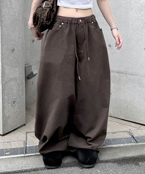 YACA(ヤーカ)の「Curved Balloon Pants/カーブバルーンパンツ【ユニセックス着用可能】(その他パンツ・レディース・ブラック/ブラウン/ライトベージュ・FREE)」の3枚目の写真