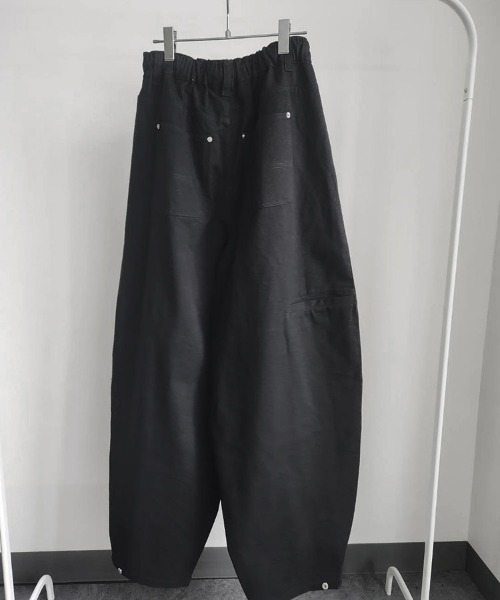 YACA(ヤーカ)の「Curved Balloon Pants/カーブバルーンパンツ【ユニセックス着用可能】(その他パンツ・レディース・ブラック/ブラウン/ライトベージュ・FREE)」の18枚目の写真