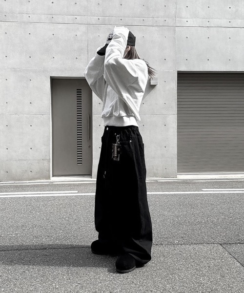 YACA(ヤーカ)の「Curved Balloon Pants/カーブバルーンパンツ【ユニセックス着用可能】(その他パンツ・レディース・ブラック/ブラウン/ライトベージュ・FREE)」の7枚目の写真