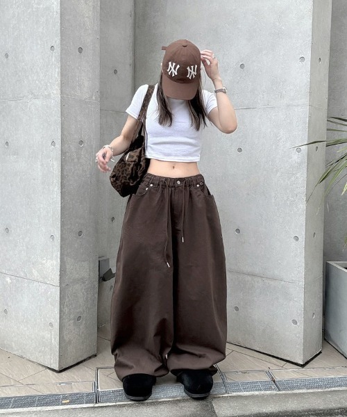 YACA(ヤーカ)の「Curved Balloon Pants/カーブバルーンパンツ【ユニセックス着用可能】(その他パンツ・レディース・ブラック/ブラウン/ライトベージュ・FREE)」の21枚目の写真