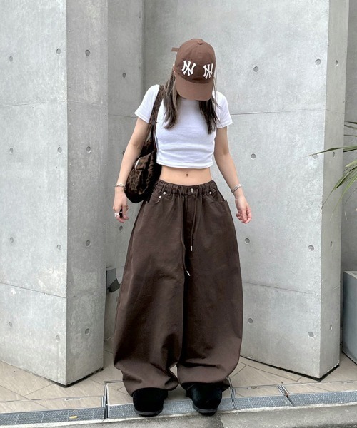YACA(ヤーカ)の「Curved Balloon Pants/カーブバルーンパンツ【ユニセックス着用可能】(その他パンツ・レディース・ブラック/ブラウン/ライトベージュ・FREE)」の22枚目の写真