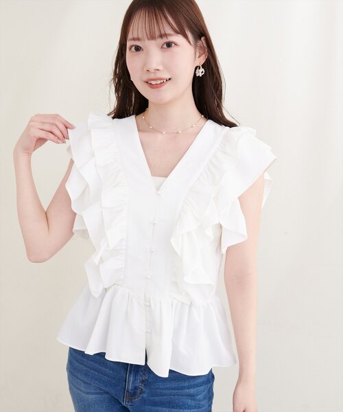 natural couture(ナチュラルクチュール)の「〈Erikoコラボ〉ラッフルフリルペプラムブラウス(シャツ/ブラウス・レディース・ブラック/ライトベージュ/ドット/オフホワイト・FREE)」の2枚目の写真