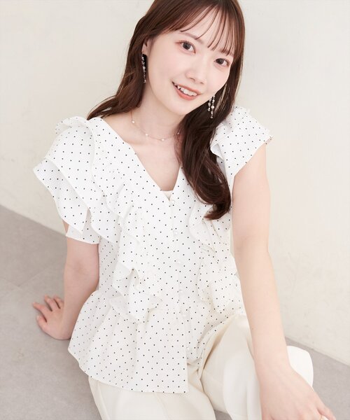 natural couture(ナチュラルクチュール)の「〈Erikoコラボ〉ラッフルフリルペプラムブラウス(シャツ/ブラウス・レディース・ブラック/ライトベージュ/ドット/オフホワイト・FREE)」の4枚目の写真