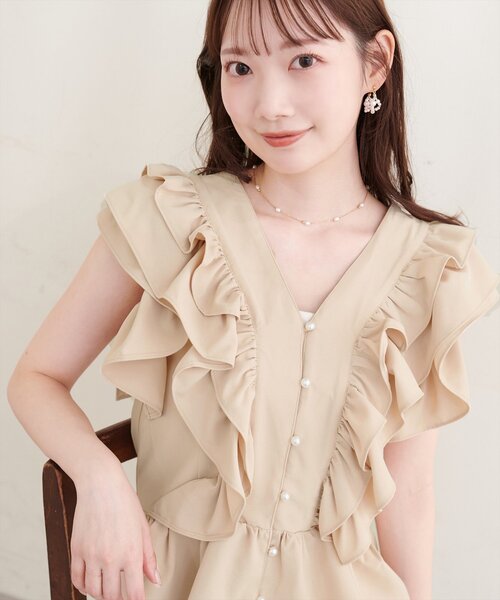natural couture(ナチュラルクチュール)の「〈Erikoコラボ〉ラッフルフリルペプラムブラウス(シャツ/ブラウス・レディース・ブラック/ライトベージュ/ドット/オフホワイト・FREE)」の3枚目の写真