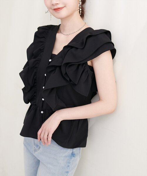 natural couture(ナチュラルクチュール)の「〈Erikoコラボ〉ラッフルフリルペプラムブラウス(シャツ/ブラウス・レディース・ブラック/ライトベージュ/ドット/オフホワイト・FREE)」の1枚目の写真